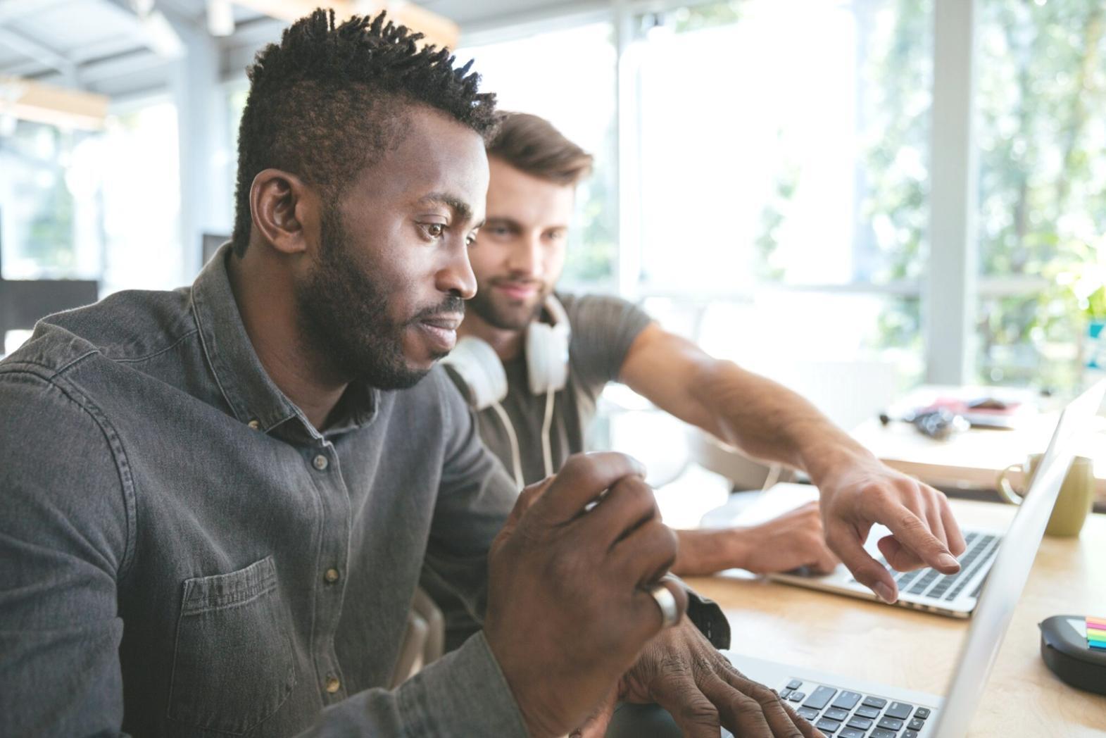 Finanzanalyst bei der Arbeit mit modernen Bewertungstechniken